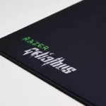 نمای نزدیک سطح پارچه‌ای پد موس ریزر سایز ۸۰ در ۳۰ سانتی متر با لبه دوخت مقاوم