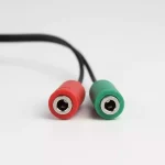 کابل ۱ به ۲ هدفون، جک صوتی ۴-پایه (هدفون و میکروفون) را به دو پورت مجزا تبدیل می‌کند